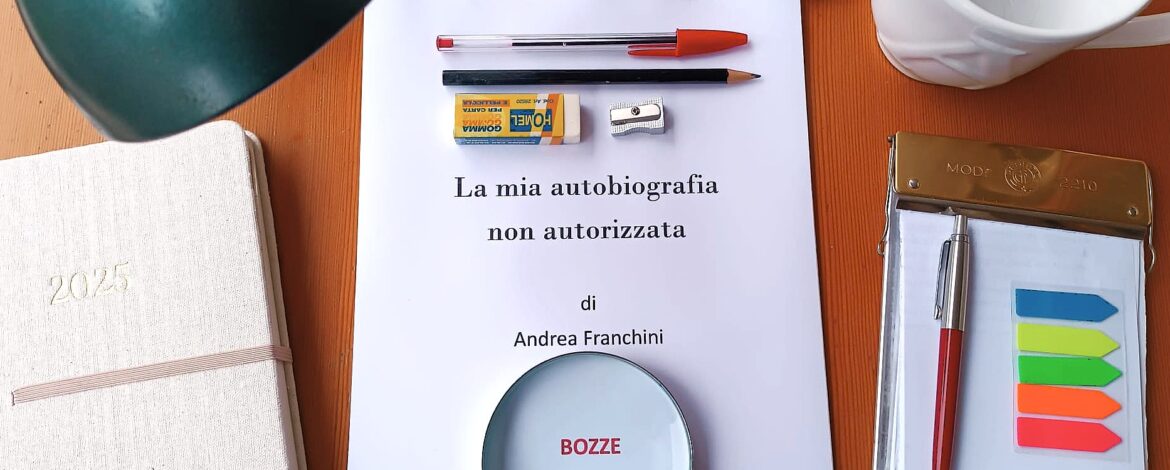 La correzione di bozze. Il tavolo con gli strumenti di lavoro: luce, penna rossa, occhiali e tazza del te